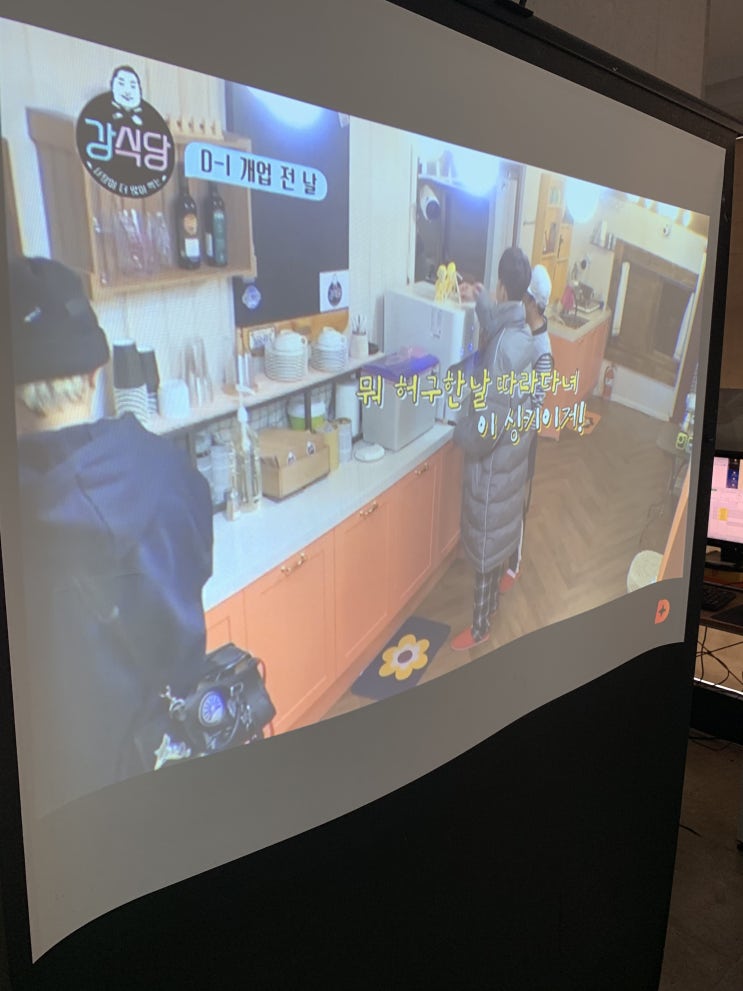  거실 중고빔프로젝터 친구랑 같이 구매했어요