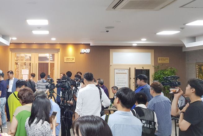  명성교회 재심 판결 현장 ‘3시간째 대기중’
