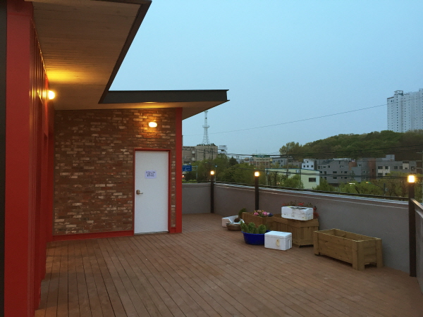 옥상데크 인테리어 - 방부목 시공으로 주택 옥상에 쉼터 만들기