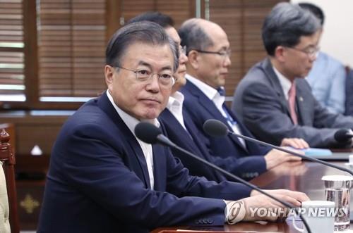  文대통령 "남북경협으로 평화경제 실현해 단숨에 日 따라잡겠다"("남북 간 경제협력으로 평화경제 실현된다면 일본 단숨에 따라잡을 수 있다" 백색국가(화이트리스트) 한국 제외 사흘만)