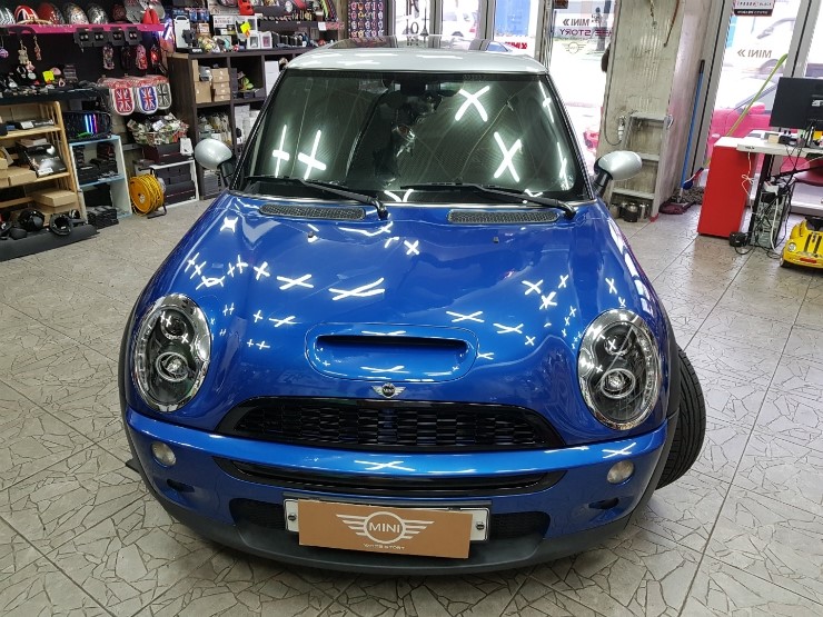  BMW 미니쿠퍼 1세대 R53 가져오신 신형룩 헤드라이트 교환과 우드트림등 그릴을 모두교환하여 클래식하고 세련되게 차량을 변신시켜 드렸습니다~~^^