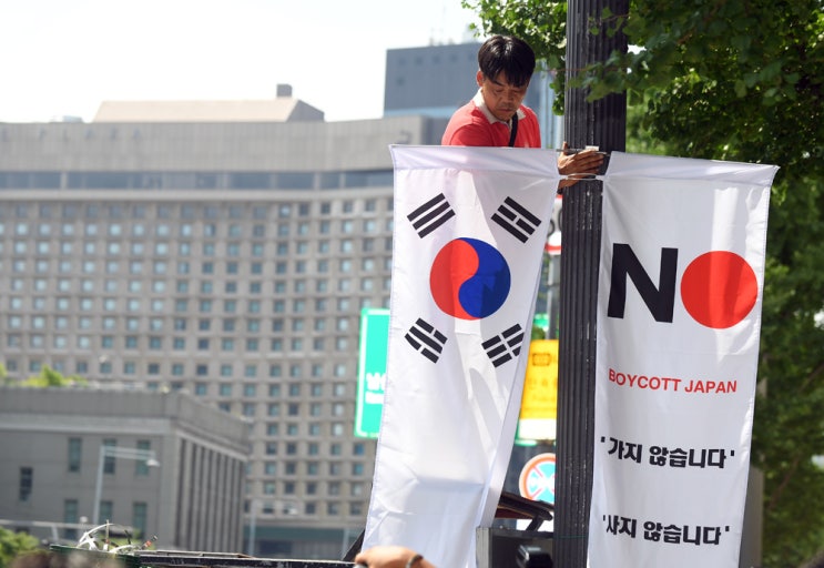  서울 한복판에 내 걸린 1100개 'No Japan'
