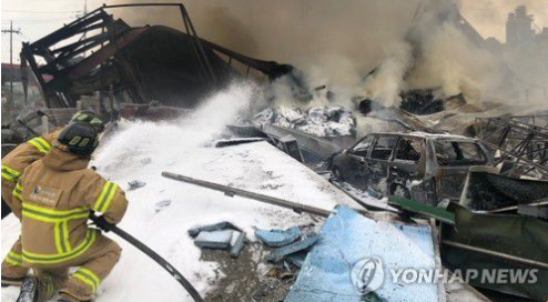  안성 박스 제조공장서 큰불…진화 소방관 2명 사상(종합)
