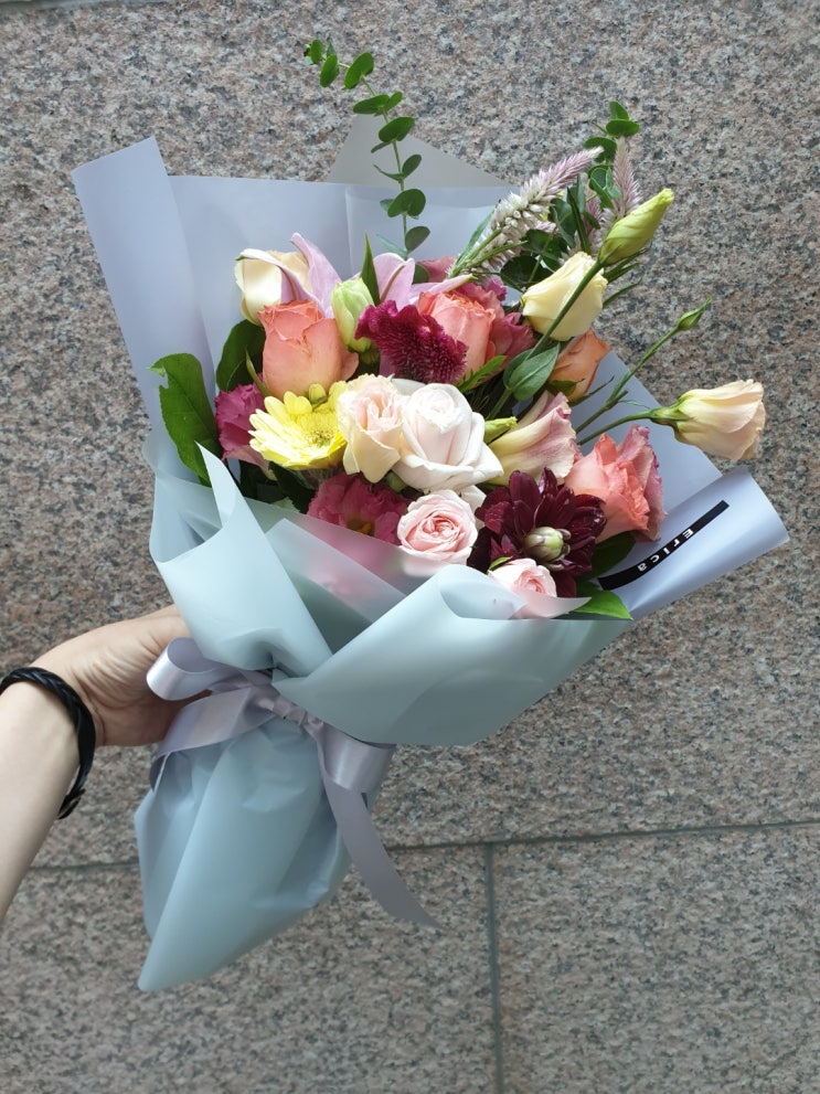  [명동꽃집, 광화문꽃집] 광화문으로 배송간 2가지 색상의 예쁜 꽃다발
