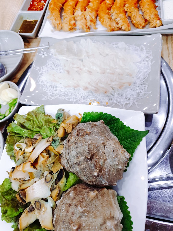  횟집에서 친구랑 단둘이서 미친듯이 먹었네요 ㅎㅎ