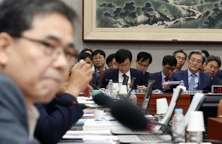  [시사주간] 불꽃 튀는 靑·野 공방에 요원해 보이는 ‘협치’