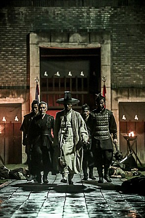  역모 반란의 시대 피상적인 캐릭터들이 산발적으로 이어지며 집중력 떨어뜨린