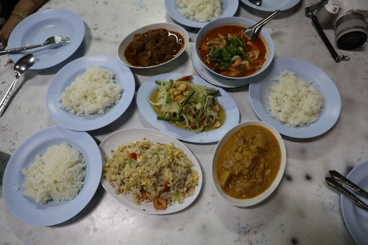 D+16 ⑤ 치앙마이 로컬 맛집 아룬 라이 Aroon Rai 솔직 후기, 저렴하고 무난한 창클란 타페 주변 현지 식당(똠얌꿍, 쏨땀, 볶음밥)
