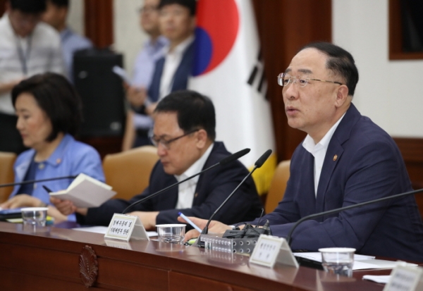  홍남기, 자사주 매입 규제 완화와 공매도 규제 강화로 증시 안정화에 대처