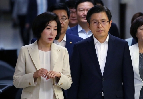  나경원, “유승민과 통합 없이 한국당 미래 없다.” vs 보수 야권, “나경원, 스토커짓 그만하라.”