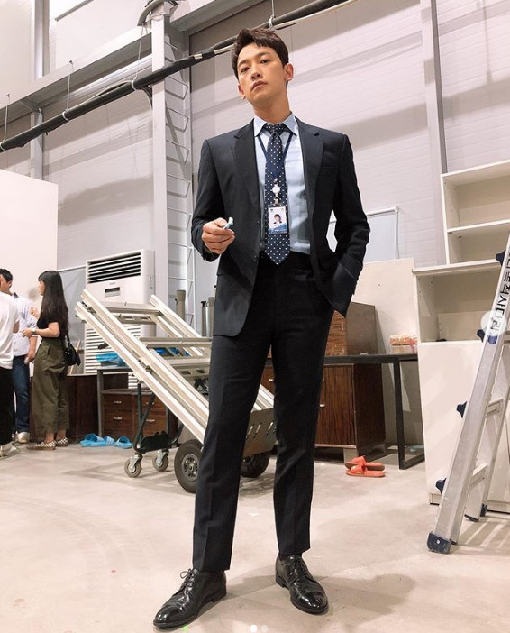  월화드라마 ‘웰컴2라이프’ 정지훈, 촬영현장 공개…완벽한 비율+수트 차림으로 여심 저격…“이재썅”