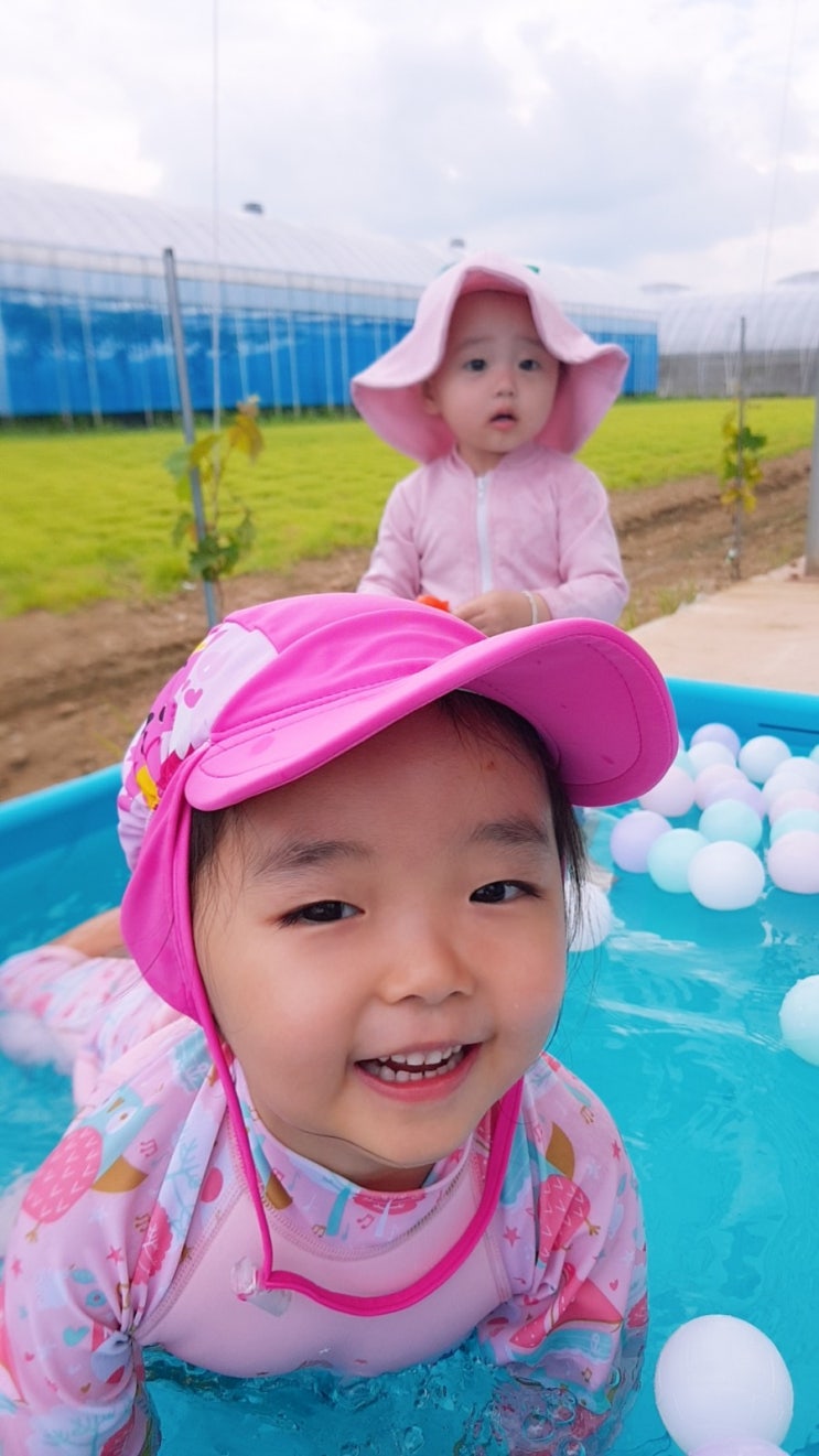  물놀이 하는 손녀들