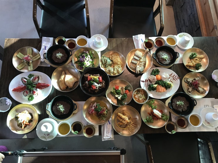  산죽한옥마을 한정식은 특별한 맛 그 이상을 담고 있습니다.