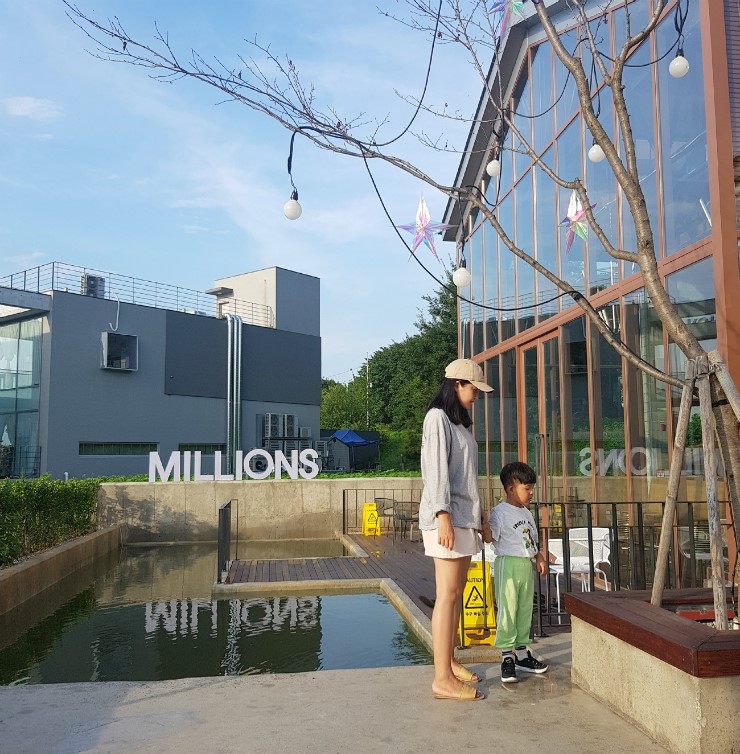  2019.08.09 아산 신정호 신상 카페 900평대 카페 " 밀리언즈 커피 (Millions coffee) "