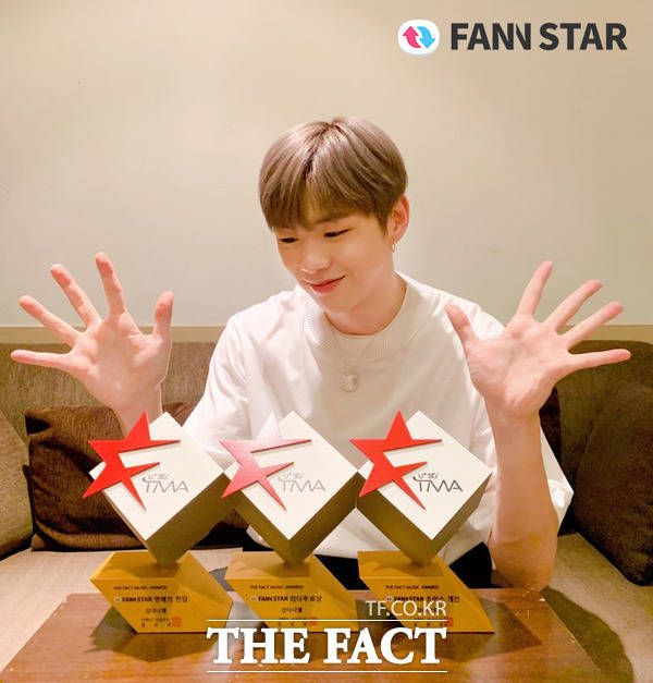  [기사+희망] 강다니엘 뭐해 첫 트로피, 뮤직뱅크 1위 축하! + FAN N STAR 3관왕 수여 축하!