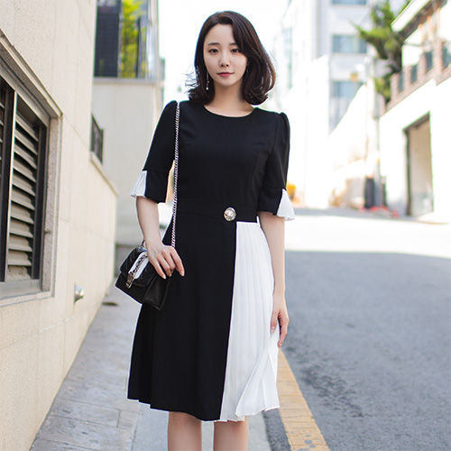  [특가세일] 라운드 플리츠 배색 플레어 반팔 원피스