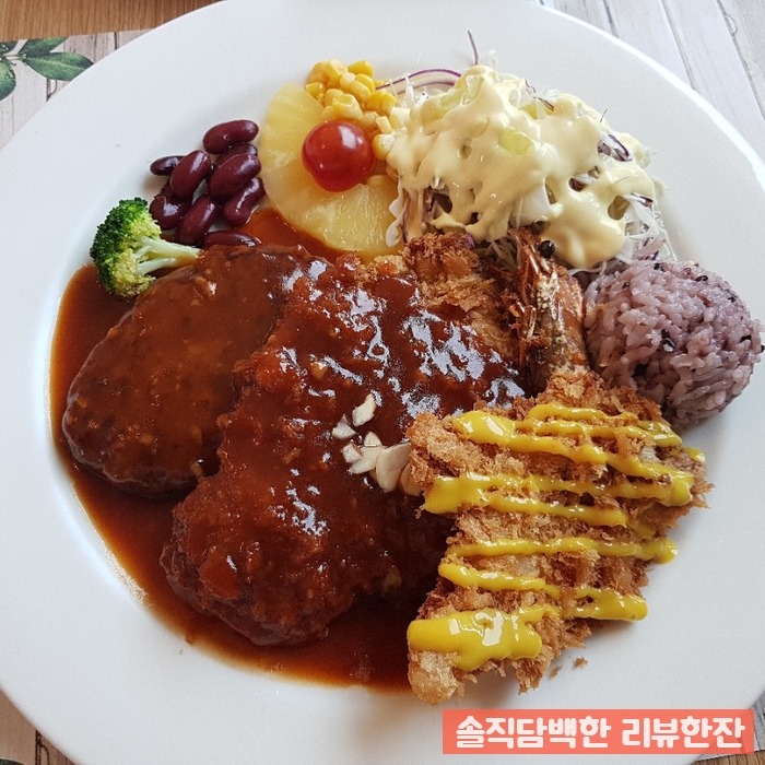  동방저수지를 바라보며 돈까스 한입 하실래요? 호수돈까스