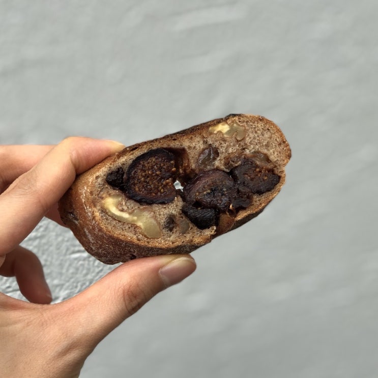  한강진역, 한남동 오월의 종 단풍나무점: 유명한 무화과 호밀빵