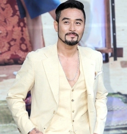  검찰이 보복 운전 혐의를 받고 있는 최민수에게 징역 1년을 구형했다.