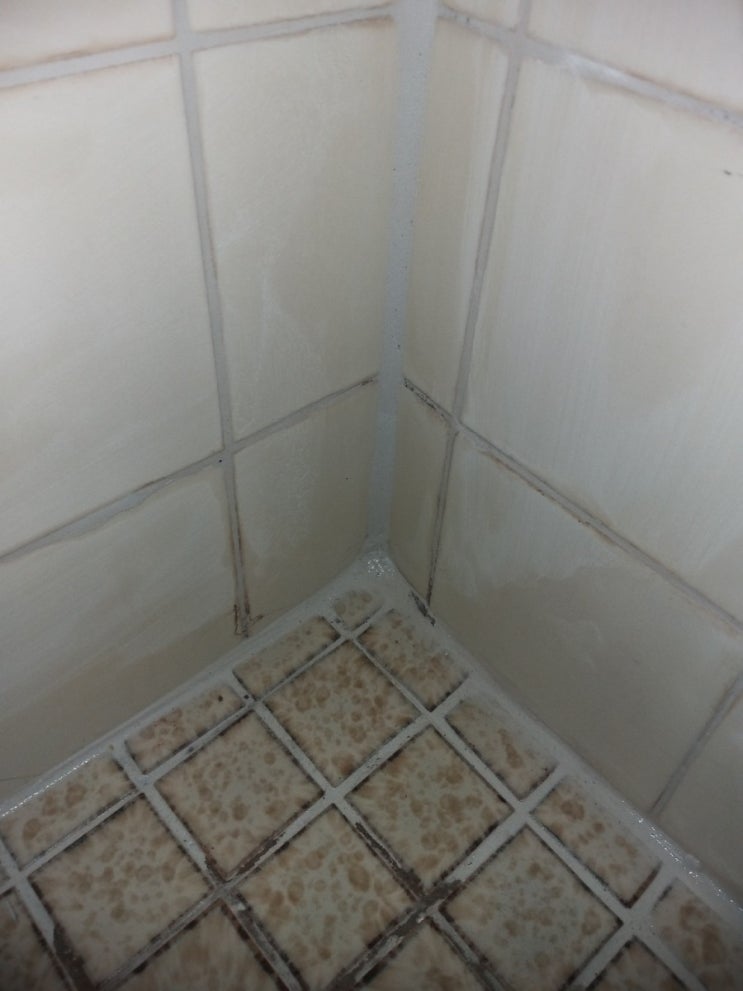  천장에서 물이 미세하게 맺혀서 떨이지고 있네요~수도누수 욕실누수 천장누수를 신속하게 해결해 드립니다.
