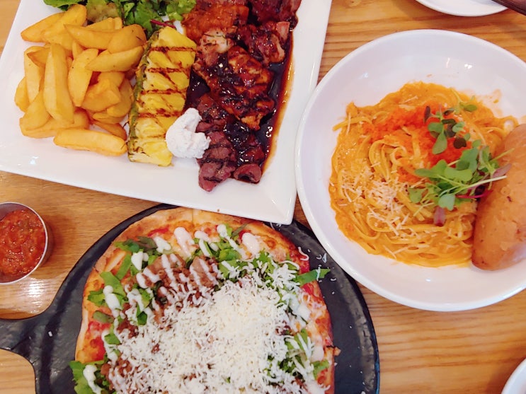  분당 판교 스테이크 맛집 어글리스토브 판교 라트리스트점 트리플스테이크 + 눈꽃치즈 비프 피자 + 크랩 로제 파스타 + 펀치스프리츠 + 청포도에이드 + 다크 브라우니 케익