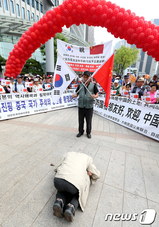 美 '<b>호르무즈</b> 연합'에 참여하지 않길 바라" -- 중일 외무차관급... 