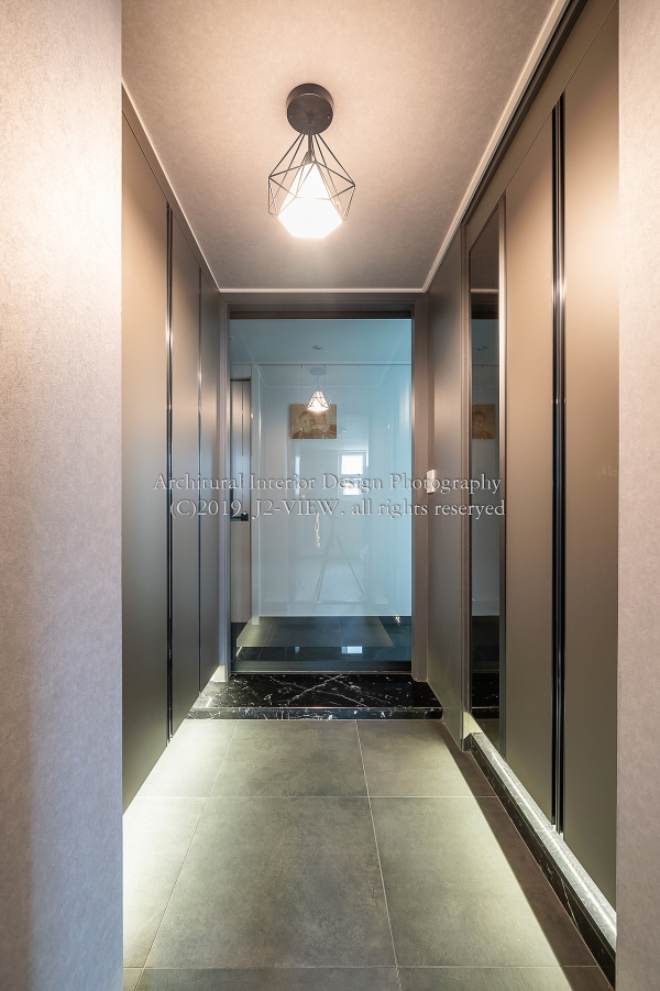 아파트 현관중문 인테리어 - 투명한 원슬라이딩도어를 설치하여 공간이 넓어보이는 느낌을 주다.