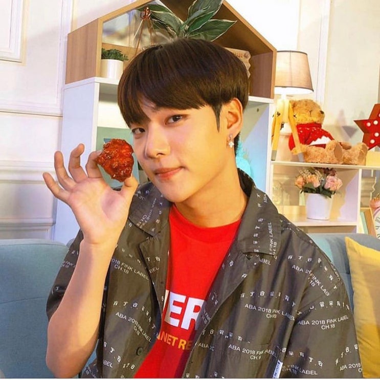  온앤오프 이션(ONF)가 입은 플래닛리메이커 티셔츠
