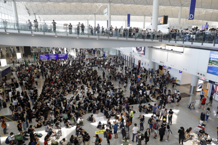  AFP "시위대 점거로 폐쇄됐던 홍콩 공항, 운영 재개"