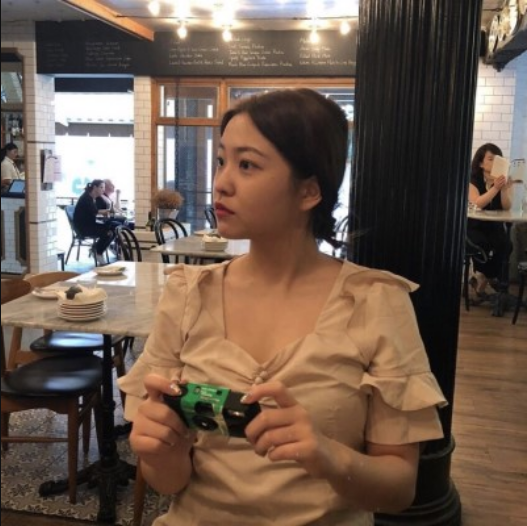  레드벨벳 예리가 착용한 레터프롬문 하프 오프숄더 블라우스