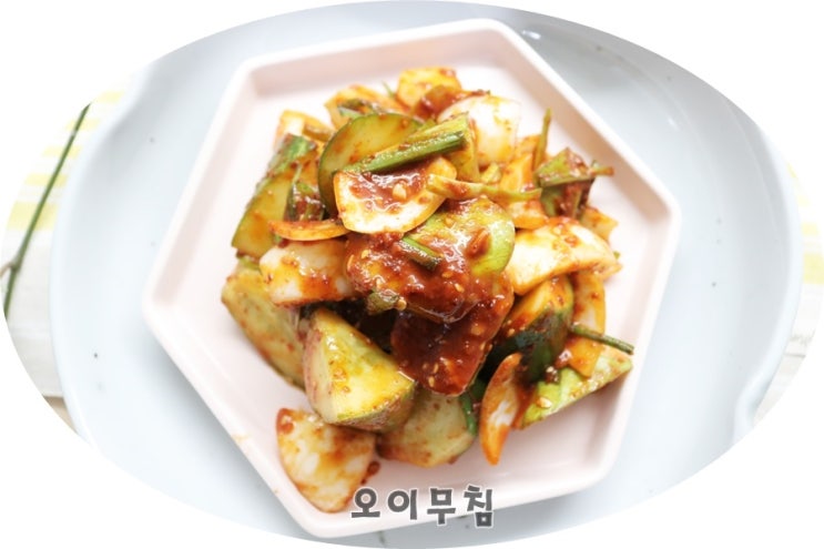  오이무침 투박하게 썰어 무쳤어요. 수미네 반찬 비법