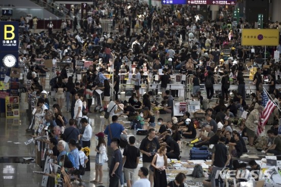 홍콩 국제공항, 하룻만에 다시 운항 전면취소…시위대 점거 