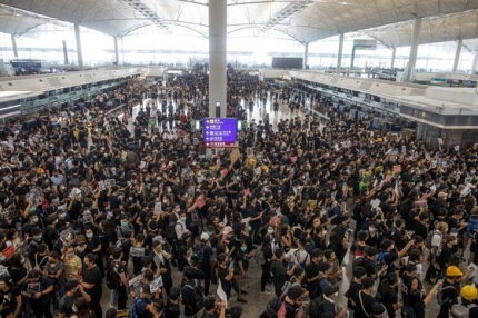 홍콩공항 폐쇄시킨 시위대···100년전처럼 '삼파투쟁' 나섰다
