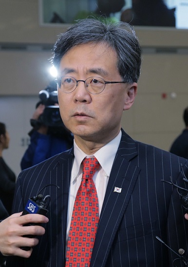  “日영향 한줌” 김현종 발언-무책임 비판 조선, 긍정보도 한겨레, 팩트 보도 한국