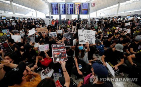 경찰 고무탄에 시위 여성 실명…분노한 시위대 홍콩공항 점령(종합)