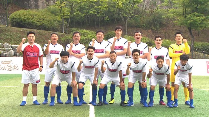 '첫 유니폼 획득'…'뭉쳐야찬다' 어쩌다FC 감격의 단체사진 '첫 유니폼 획득'…'뭉쳐야찬다' 어쩌다FC 감격의 단체사진