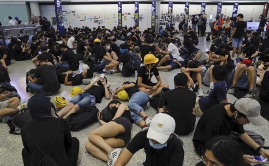 홍콩공항 경찰과 시위대 뒤섞여 난투극으로 '아수라장'모든 항공기 전면 중단   