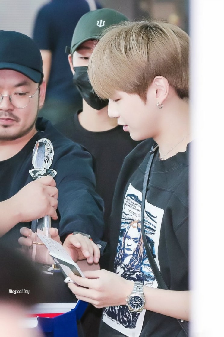  190814강다니엘 싱카포르 출국영상 feat.뮤직뱅크1위 트로피