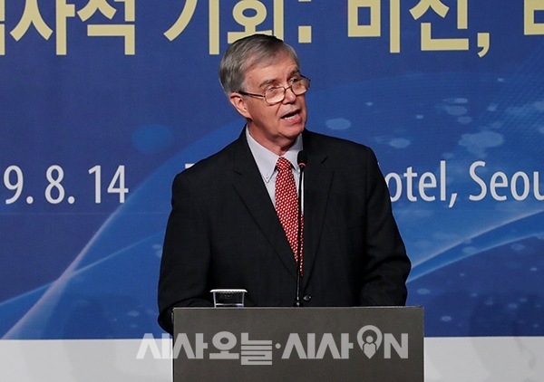  [포토오늘] 환영사하는 짐 플린 글로벌피스 회장