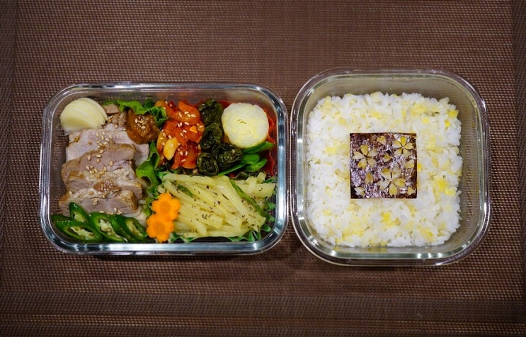  도시락|옥수수찰밥,돼지보쌈,무생채,알배추찜,감자볶음,깻잎찜,달걀찜,(콩나물된장국)