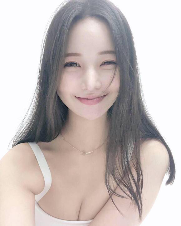  폴댄스강사 베이글 몸매 노출 비키니 탑브라 레깅스 굴곡진 볼륨 