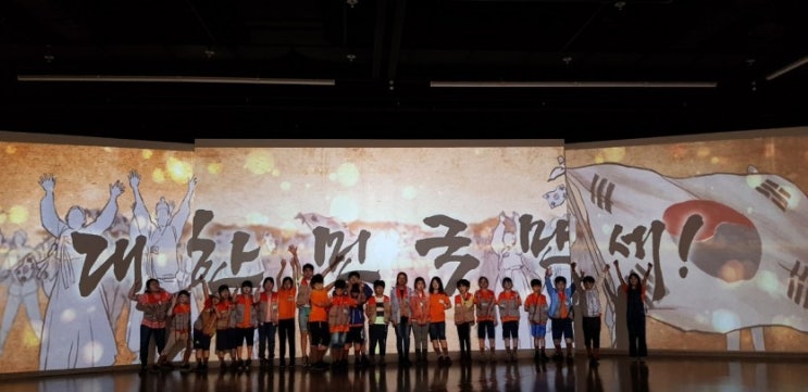  74주년 광복절, 대한민국 만세! 아이와 태극기 게양~