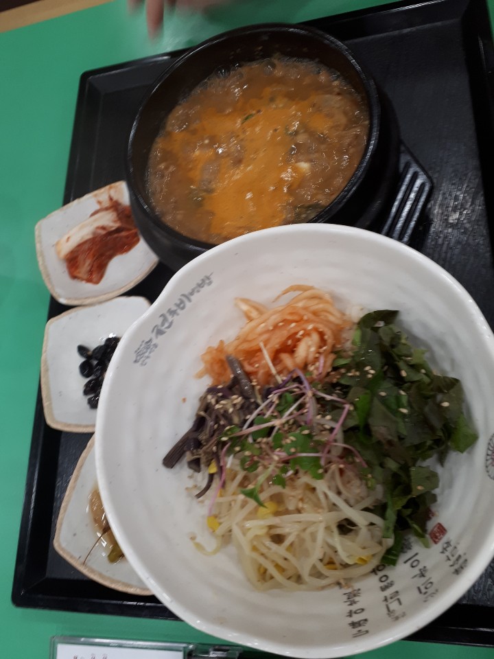  비빔밥과 냉모밀의 조화랄지?
