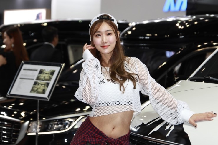  레이싱모델 남은주 청순 베이글 몸매 2019년 서울모터쇼 망사 스포츠브라 노출 