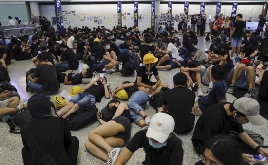  홍콩공항 경찰과 시위대 뒤섞여 난투극으로 '아수라장'모든 항공기 전면 중단    