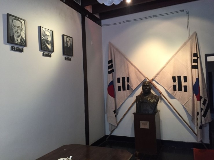 주상하이총영사관(총영사 최영삼), 상해대한민국임시정부 청사에서 ‘태극기 기증식’ 거행, 독립운동가 후손 이종걸 의원, 제74주년 광복절 경축식, 8월15일 상해총영사관, 항주임시정부[상해한인신문]