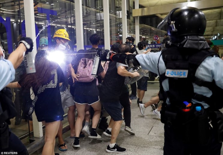 [영상]홍콩 공항 점거한 시위대와 경찰 충돌...강제 진압 부상자 속출