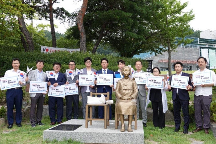  오중기 위원장, '위안부 피해자 기림의 날' 맞아 평화의 소녀상 찾아 헌화