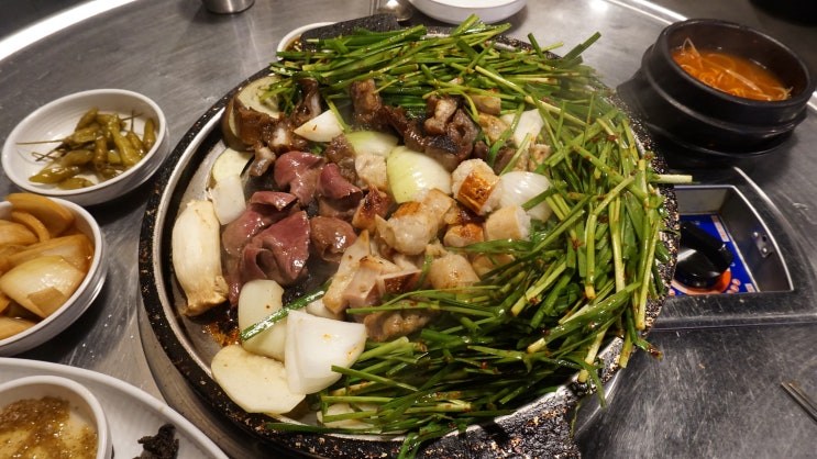  [인덕원곱창] 쫄깃쫄깃한 곱창과 이색적인 홍창을 맛 볼수 있는 인덕원역맛집 한우곱창 전문 '부산곱창'