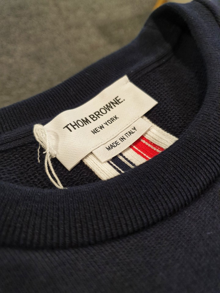 [THOM BROWNE] 톰브라운 맨투맨 남성 티셔츠 명품 브랜드 위버럭스 편집 매장 부산점